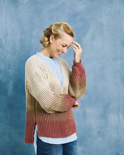Sweater i patent med striber