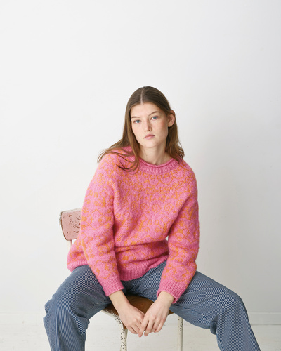 Sweater med mønsterstrik
