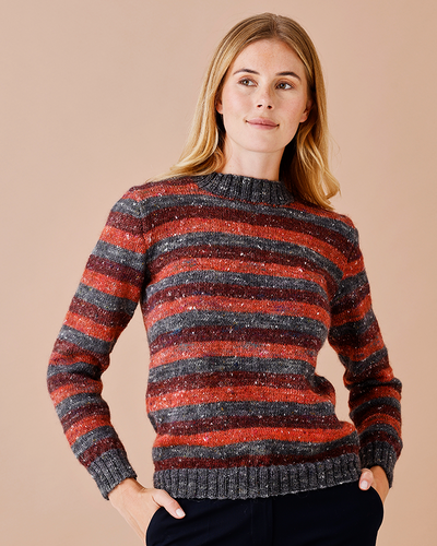 Stribet sweater med tilsat ærme